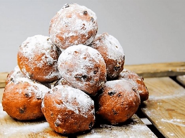 Oliebollen met rozijnen per 10 verpakt